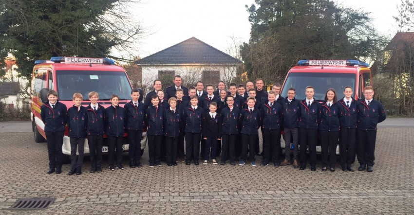 Gruppenbild der Jugendfeuerwehr mit Betruer