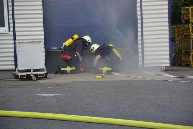 FW Person wird aus der Halle gerettet